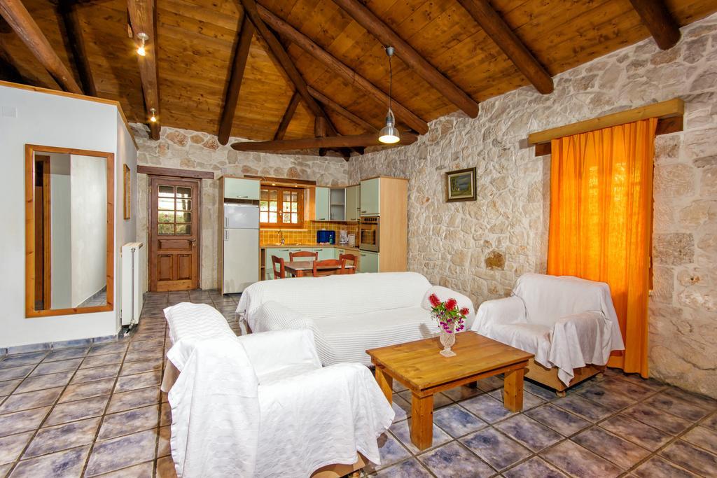 Liuba Houses Vasilikí Стая снимка